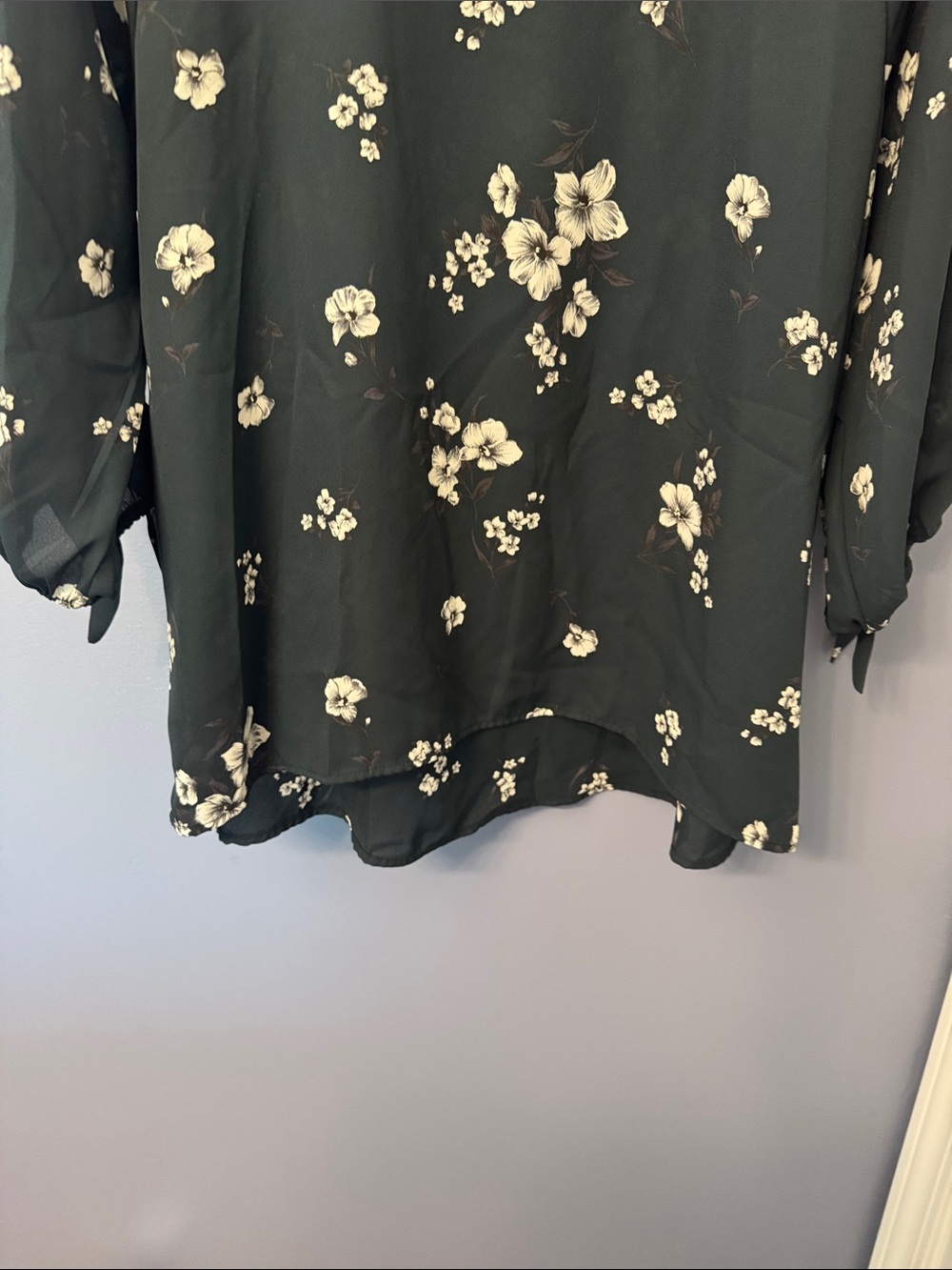 Paper moon Women’s Floral Tie-Sleeve Blouse - Picture 7 of 8